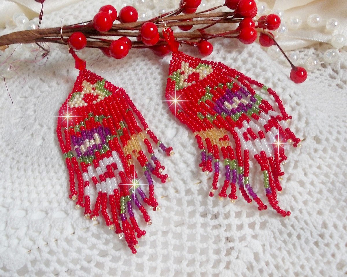 Boucles d'oreilles artisanales en perles rocailles multicolores.