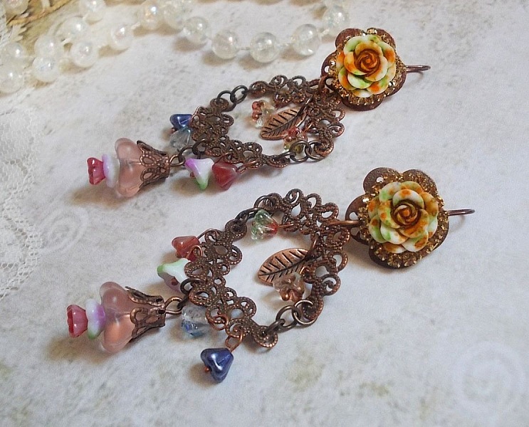 BO French Flowers avec des clochettes et campanules en verre, roses r&eacute;sine, estampes demi-lune, breloques feuilles et crochets d'oreilles en laiton