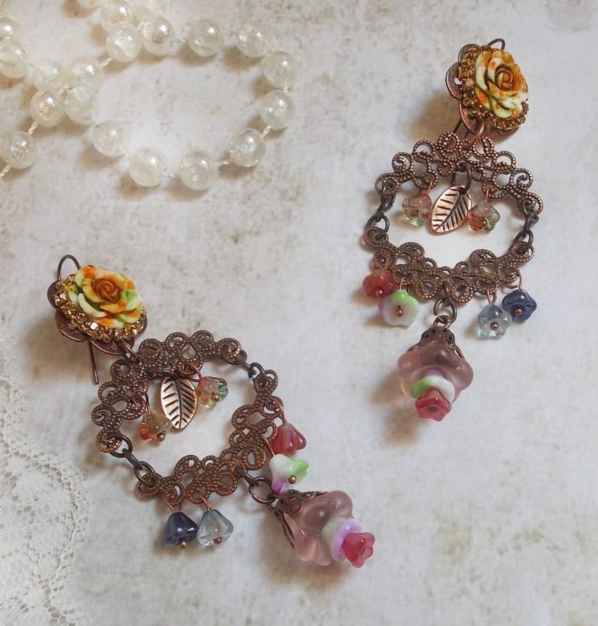 BO French Flowers avec des clochettes et campanules en verre, roses r&eacute;sine, estampes demi-lune, breloques feuilles et crochets d'oreilles en laiton