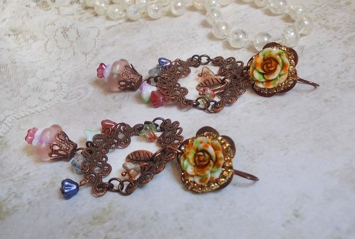 BO French Flowers avec des clochettes et campanules en verre, roses r&eacute;sine, estampes demi-lune, breloques feuilles et crochets d'oreilles en laiton
