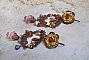 BO French Flowers avec des clochettes et campanules en verre, roses r&eacute;sine, estampes demi-lune, breloques feuilles et crochets d'oreilles en laiton