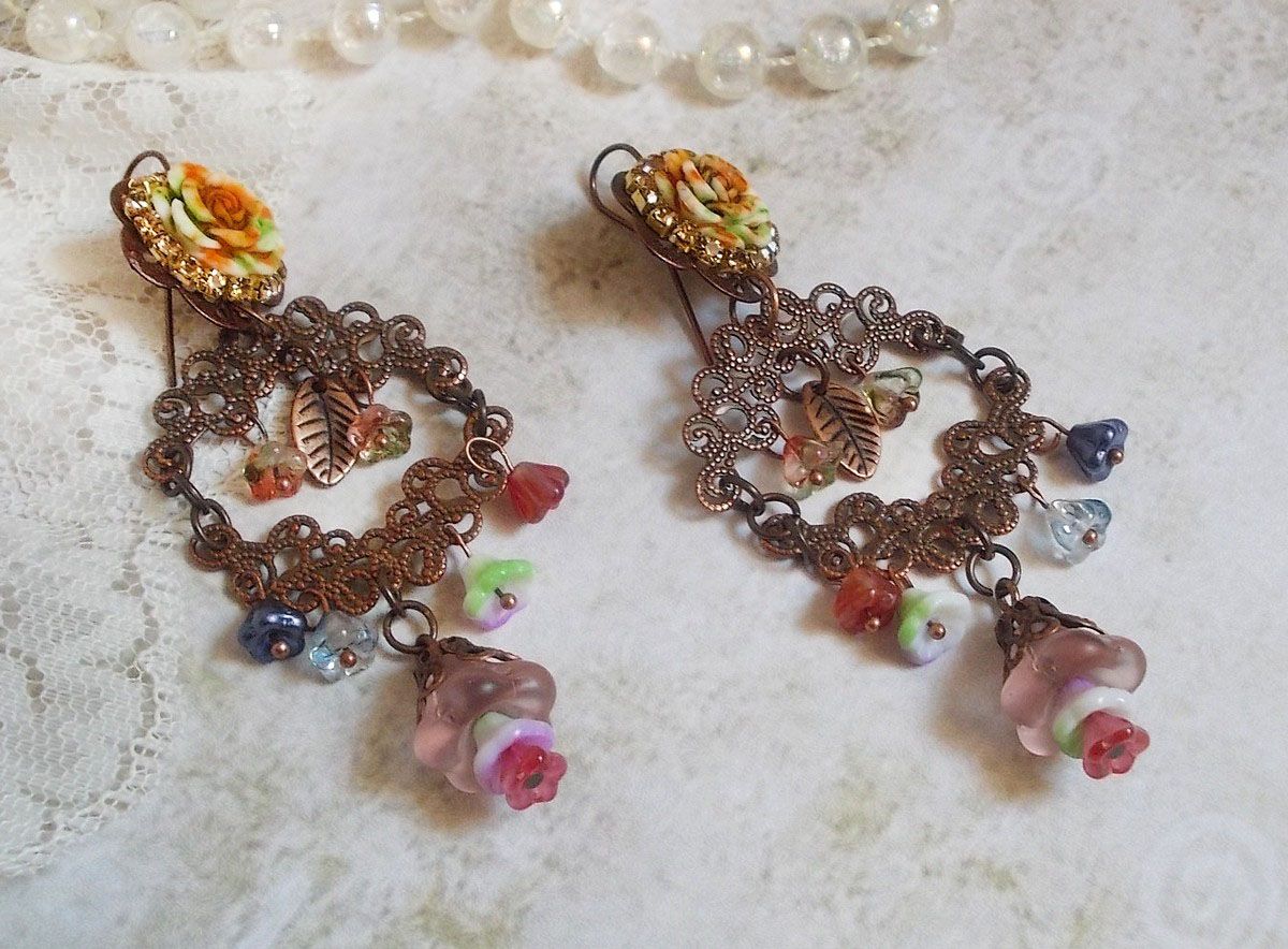 BO French Flowers avec des clochettes et campanules en verre, roses r&eacute;sine, estampes demi-lune, breloques feuilles et crochets d'oreilles en laiton
