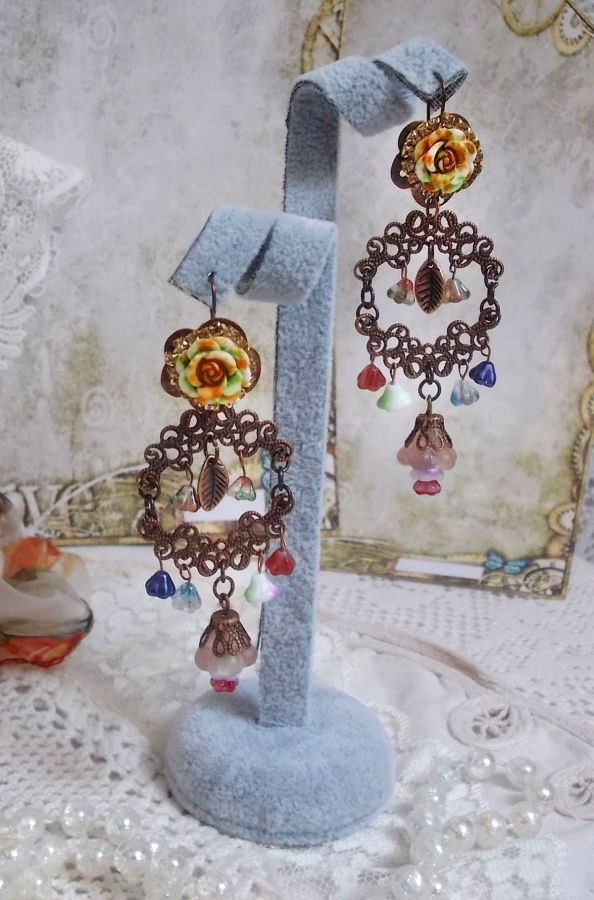 BO French Flowers avec des clochettes et campanules en verre, roses r&eacute;sine, estampes demi-lune, breloques feuilles et crochets d'oreilles en laiton