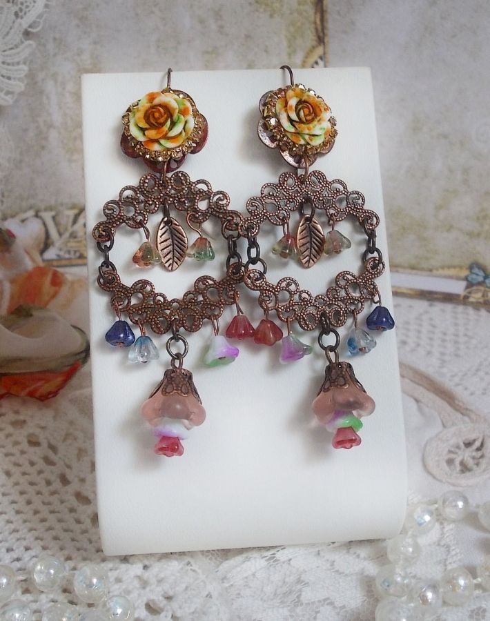 BO French Flowers avec des clochettes et campanules en verre, roses r&eacute;sine, estampes demi-lune, breloques feuilles et crochets d'oreilles en laiton