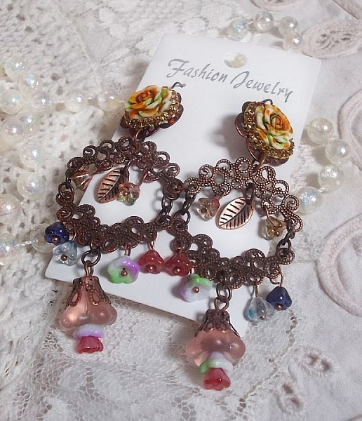 BO French Flowers avec des clochettes et campanules en verre, roses r&eacute;sine, estampes demi-lune, breloques feuilles et crochets d'oreilles en laiton