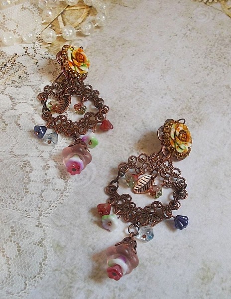 BO French Flowers avec des clochettes et campanules en verre, roses r&eacute;sine, estampes demi-lune, breloques feuilles et crochets d'oreilles en laiton