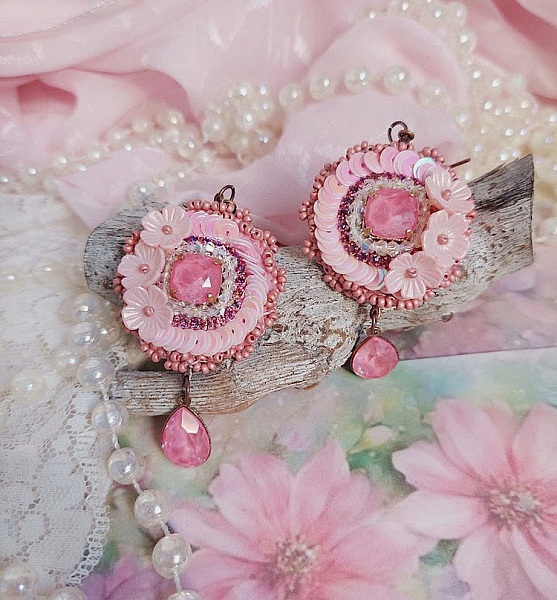 Boucles d'oreilles brodées roses avec perles et cristaux Swarovski.