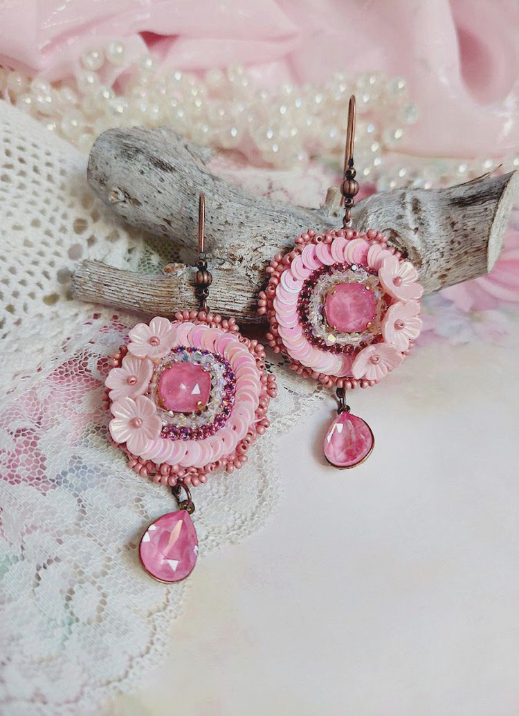 Boucles d'oreilles brodées roses avec sequins et perles Swarovski.