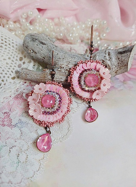 Boucles d'oreilles brodées roses avec sequins et perles Swarovski.