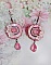 Boucles d'oreilles brodées roses avec fleurs, sequins et perles.