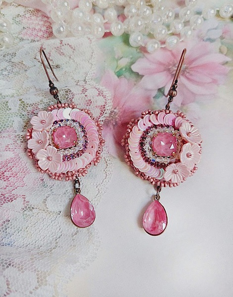 Boucles d'oreilles brodées roses avec fleurs, sequins et perles.