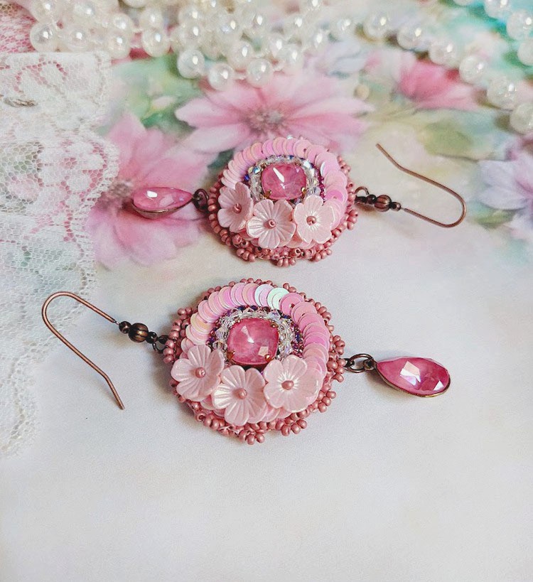 Boucles d'oreilles Dahlia brodées avec sequins et perles Swarovski.