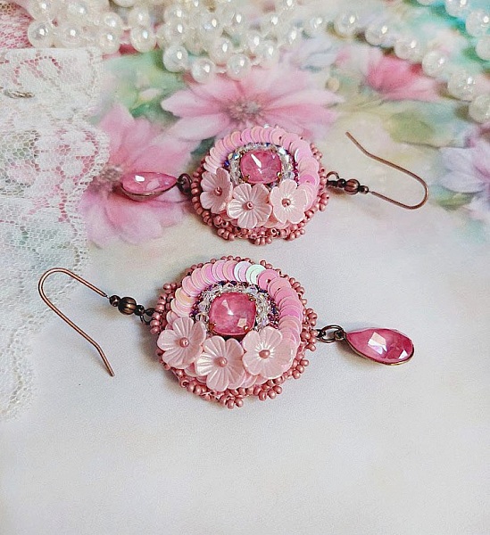Boucles d'oreilles Dahlia brodées avec sequins et perles Swarovski.