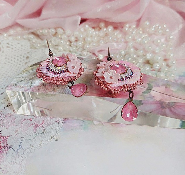 Boucles d'oreilles brodées roses avec fleurs et cristaux Swarovski.