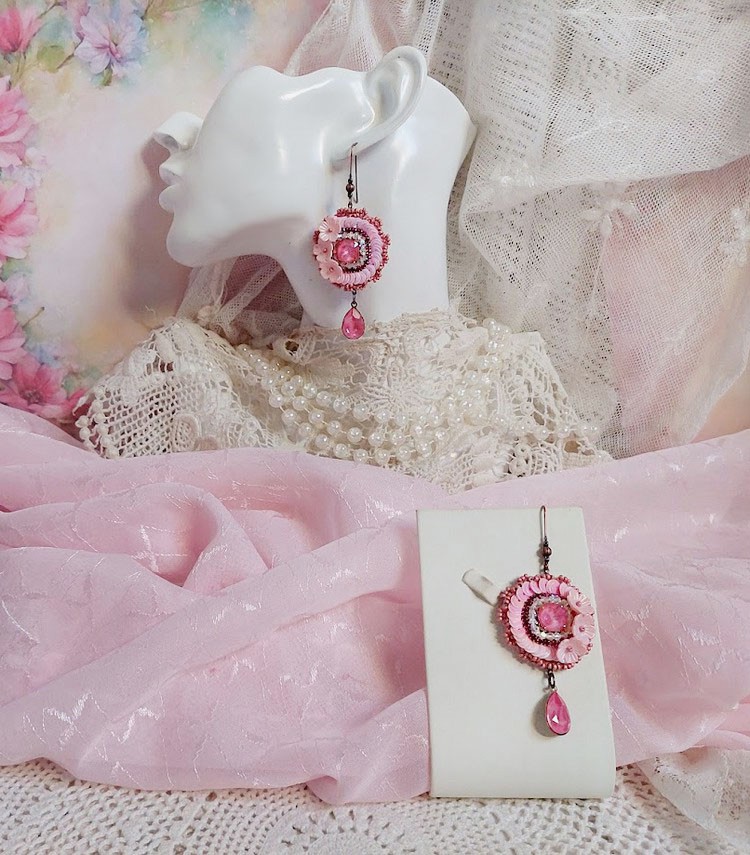 Boucles d'oreilles Dahlia brodées en perles et sequins roses.
