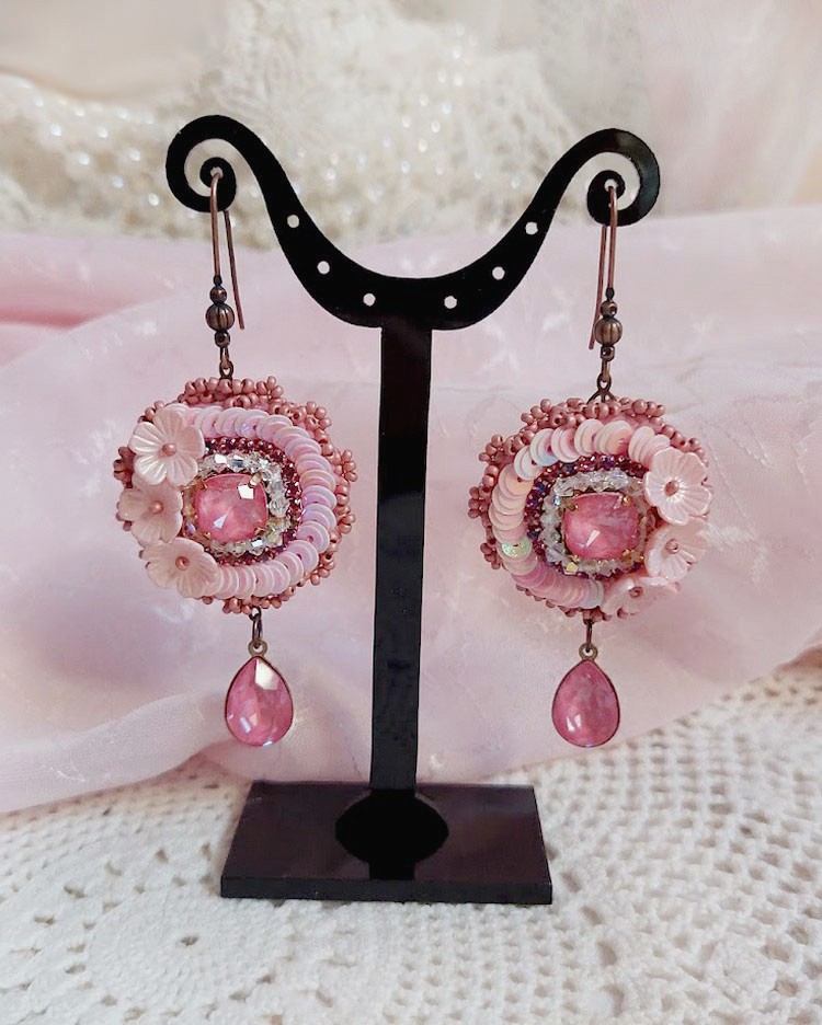 Boucles d'oreilles Dahlia brodées avec perles et cristaux Swarovski.