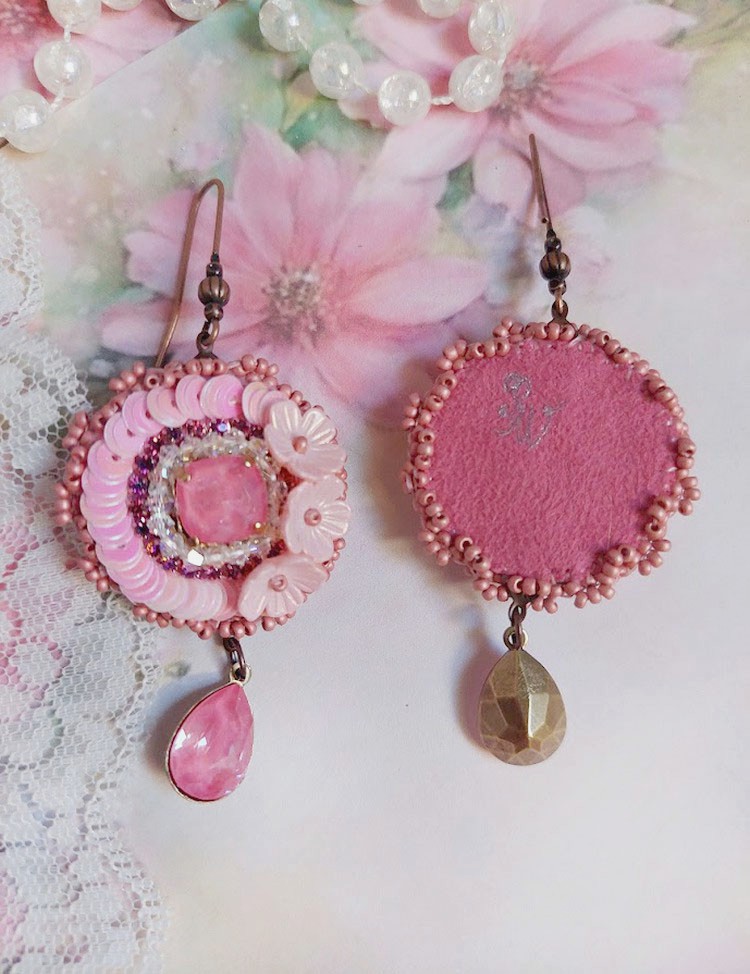 Boucles d'oreilles Dahlia brodées avec sequins et perles roses.