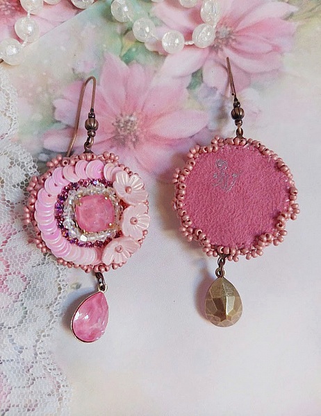 Boucles d'oreilles Dahlia brodées avec sequins et perles roses.