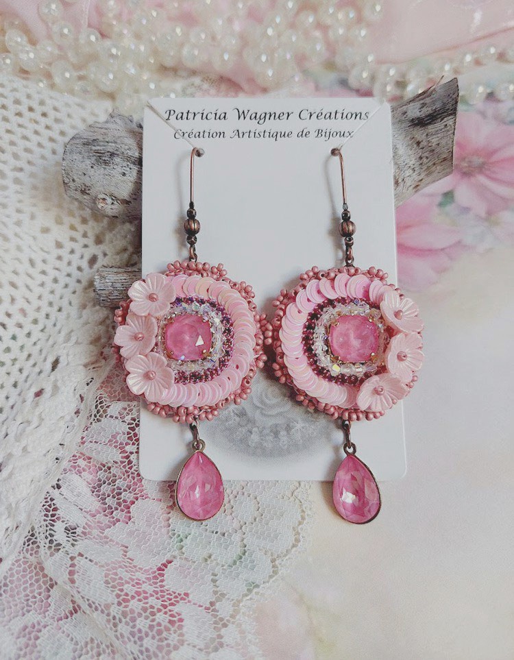 Boucles d'oreilles Dahlia brodées en perles et sequins roses.