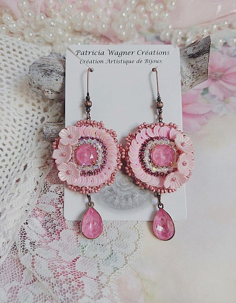 Boucles d'oreilles Dahlia brodées en perles et sequins roses.