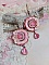 Boucles d'oreilles Dahlia brodées en perles et sequins roses.