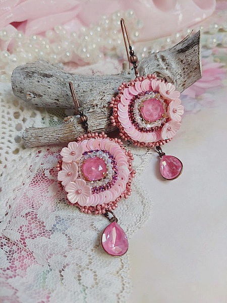 Boucles d'oreilles Dahlia brodées en perles et sequins roses.