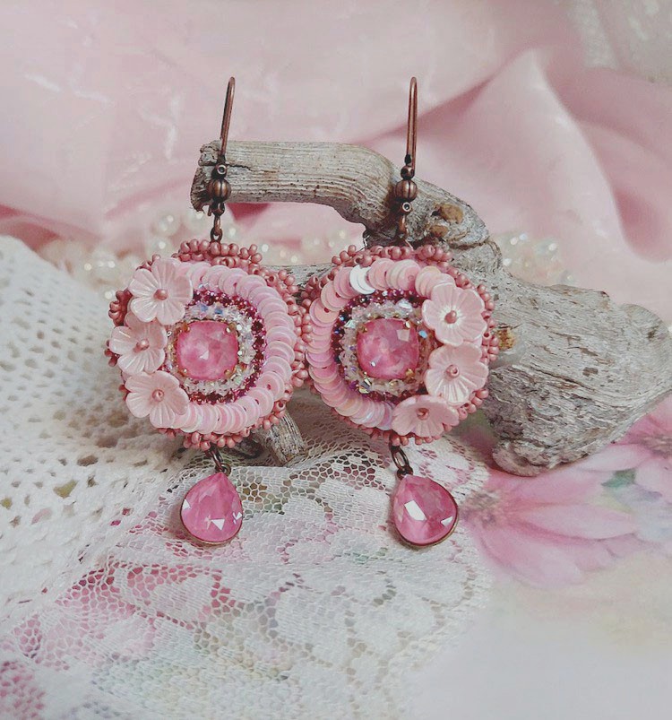 Boucles d'oreilles Dahlia brodées en perles et fleurs roses.