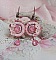 Boucles d'oreilles Dahlia brodées en perles et fleurs roses.