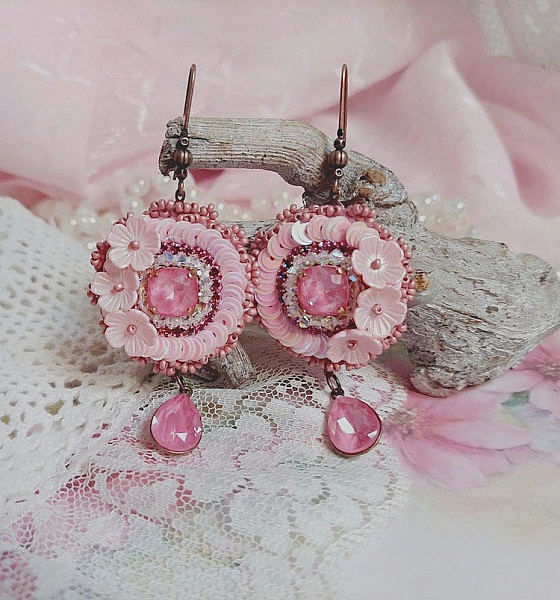 Boucles d'oreilles Dahlia brodées en perles et fleurs roses.