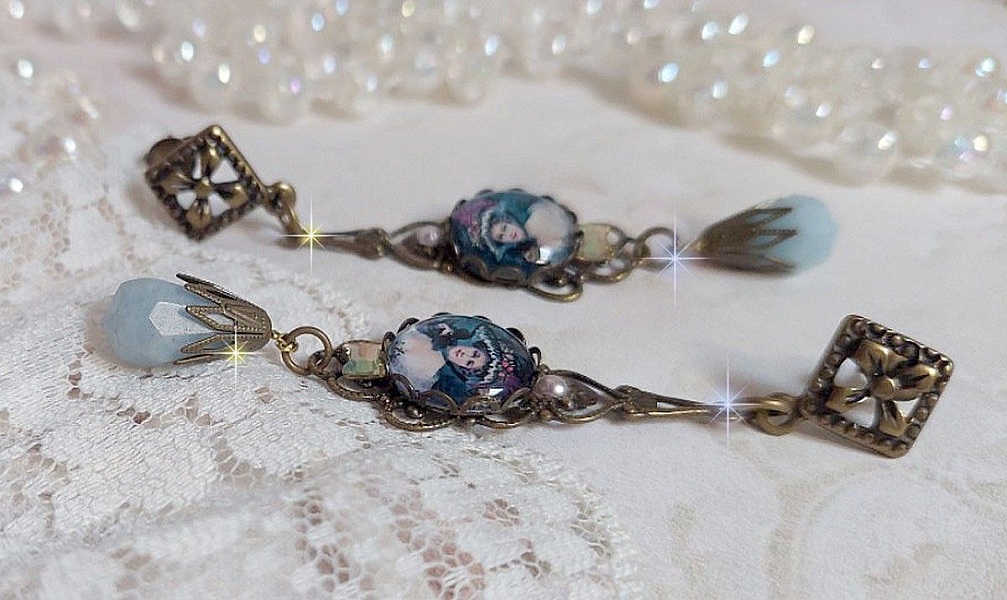 BO Dame au chapeau fleuri repr&eacute;sentant une femme au chapeau entour&eacute; d&rsquo;un ruban noir est mont&eacute; sur des estampes avec des n&oelig;uds en cristal. Une belle &eacute;l&eacute;gance avec ces gouttes en Jade teint&eacute;es de Bleu