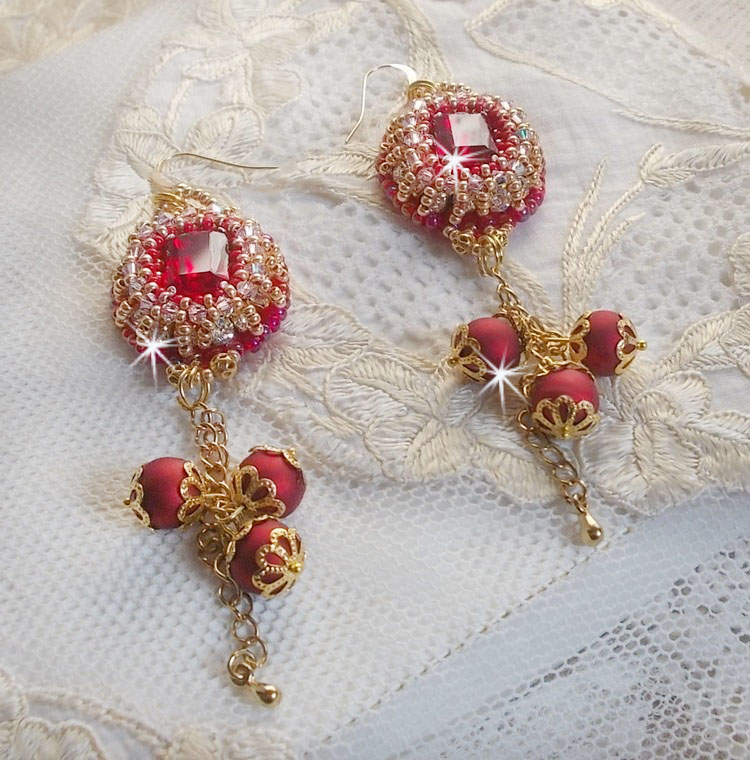 BO Nous Deux brod&eacute;es avec cabochons et perles en cristal Swarovski, crochets d'oreilles en or Gold Filled 14 carats