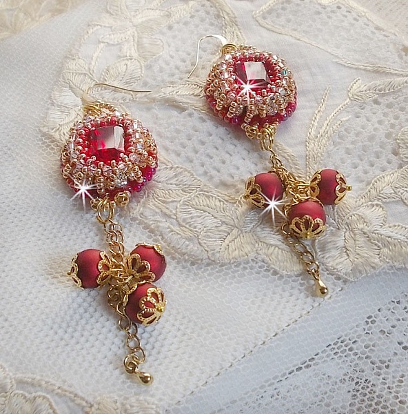 BO Nous Deux brod&eacute;es avec cabochons et perles en cristal Swarovski, crochets d'oreilles en or Gold Filled 14 carats