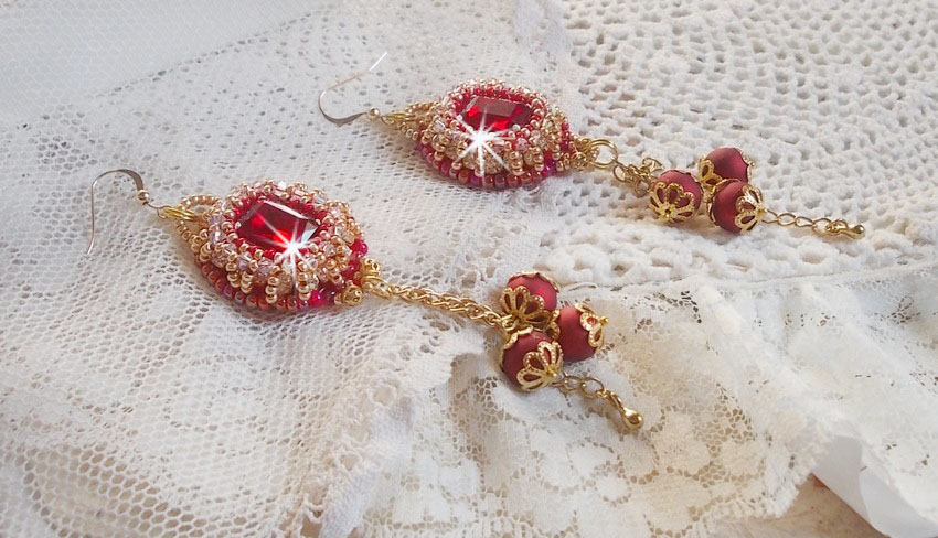 BO Nous Deux brod&eacute;es avec cabochons et perles en cristal Swarovski, crochets d'oreilles en or Gold Filled 14 carats