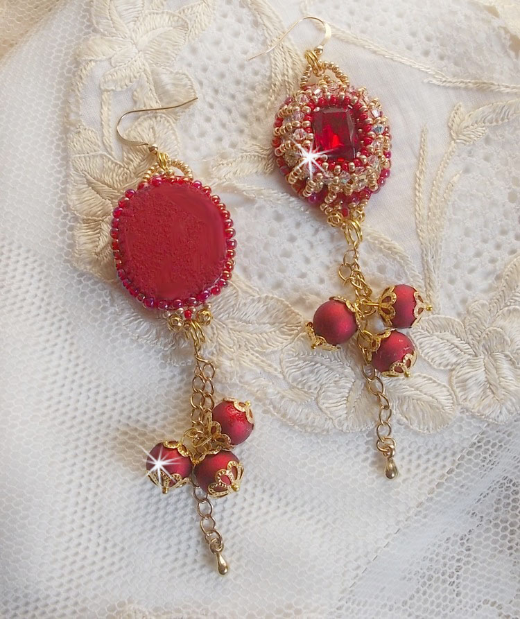 BO Nous Deux brod&eacute;es avec cabochons et perles en cristal Swarovski, crochets d'oreilles en or Gold Filled 14 carats