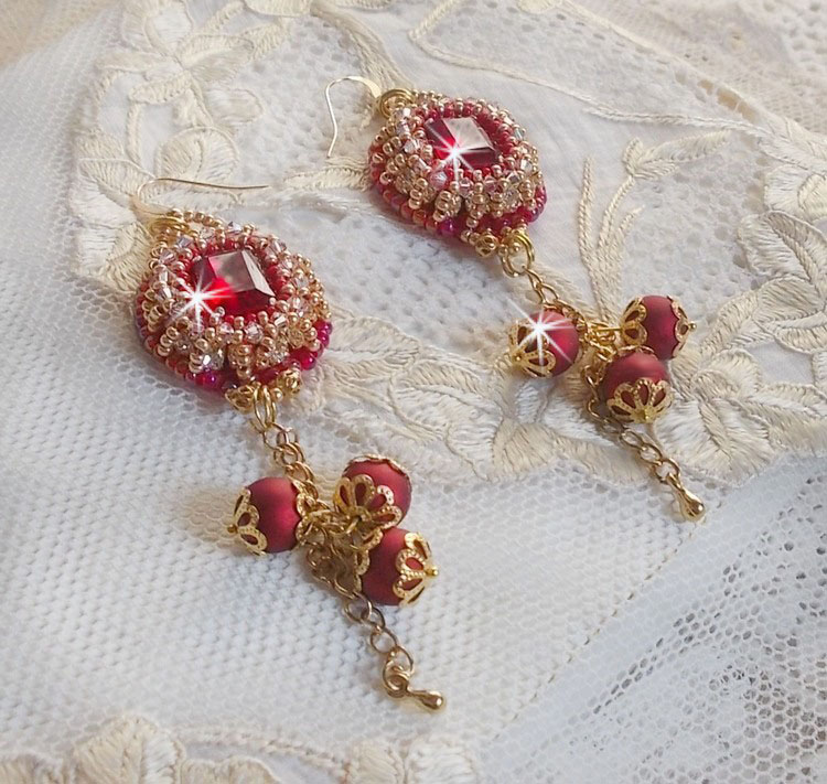 BO Nous Deux brod&eacute;es avec cabochons et perles en cristal Swarovski, crochets d'oreilles en or Gold Filled 14 carats