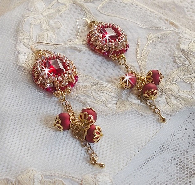 BO Nous Deux brod&eacute;es avec cabochons et perles en cristal Swarovski, crochets d'oreilles en or Gold Filled 14 carats