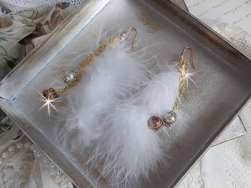 BO Douce Blanche aux plumes blanches, perles en plaqu&eacute; Or et Cuivre/Argent, crochets d'oreilles avec un cristal. Un look Am&eacute;rindien 
