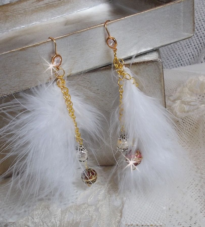 BO Douce Blanche aux plumes blanches, perles en plaqu&eacute; Or et Cuivre/Argent, crochets d'oreilles avec un cristal. Un look Am&eacute;rindien 
