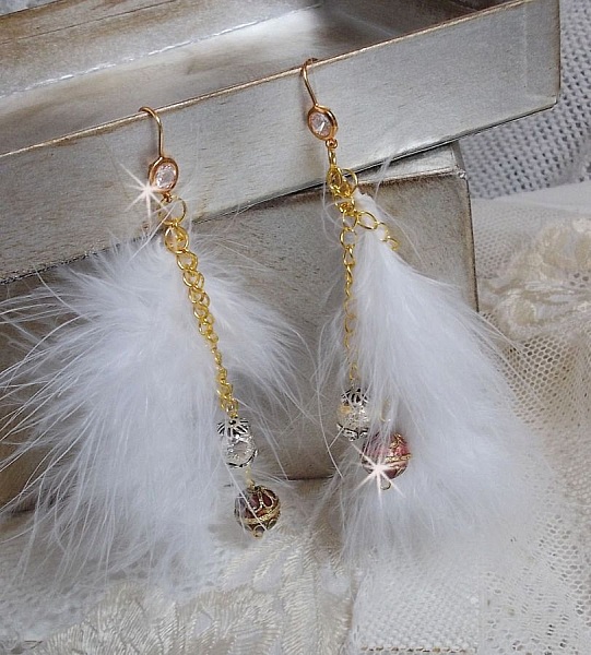 BO Douce Blanche aux plumes blanches, perles en plaqu&eacute; Or et Cuivre/Argent, crochets d'oreilles avec un cristal. Un look Am&eacute;rindien 