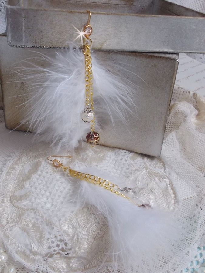 BO Douce Blanche aux plumes blanches, perles en plaqu&eacute; Or et Cuivre/Argent, crochets d'oreilles avec un cristal. Un look Am&eacute;rindien 