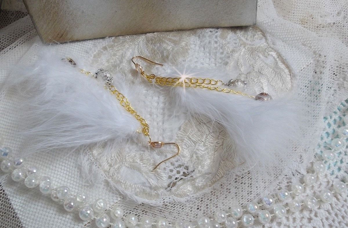 BO Douce Blanche aux plumes blanches, perles en plaqu&eacute; Or et Cuivre/Argent, crochets d'oreilles avec un cristal. Un look Am&eacute;rindien 