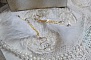 BO Douce Blanche aux plumes blanches, perles en plaqu&eacute; Or et Cuivre/Argent, crochets d'oreilles avec un cristal. Un look Am&eacute;rindien 