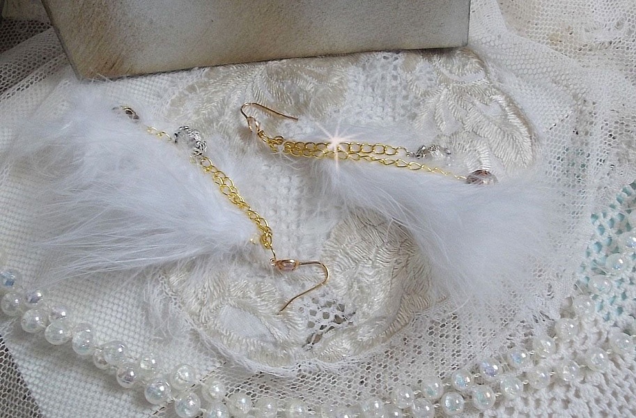 BO Douce Blanche aux plumes blanches, perles en plaqu&eacute; Or et Cuivre/Argent, crochets d'oreilles avec un cristal. Un look Am&eacute;rindien 