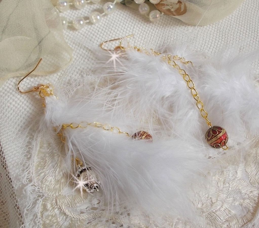 BO Douce Blanche aux plumes blanches, perles en plaqu&eacute; Or et Cuivre/Argent, crochets d'oreilles avec un cristal. Un look Am&eacute;rindien 