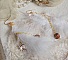 BO Douce Blanche aux plumes blanches, perles en plaqu&eacute; Or et Cuivre/Argent, crochets d'oreilles avec un cristal. Un look Am&eacute;rindien 