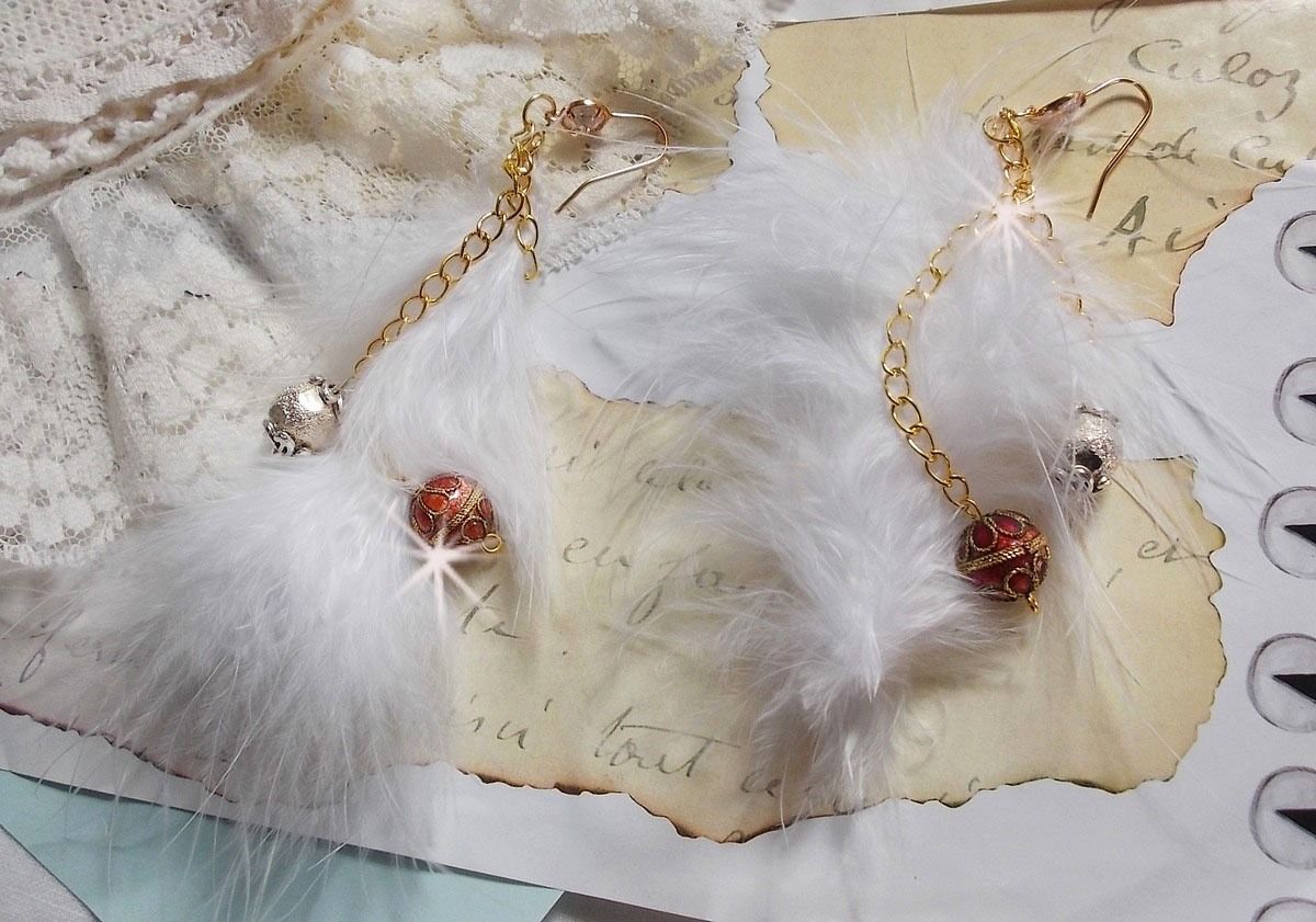BO Douce Blanche aux plumes blanches, perles en plaqu&eacute; Or et Cuivre/Argent, crochets d'oreilles avec un cristal. Un look Am&eacute;rindien 