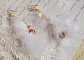 BO Douce Blanche aux plumes blanches, perles en plaqu&eacute; Or et Cuivre/Argent, crochets d'oreilles avec un cristal. Un look Am&eacute;rindien 