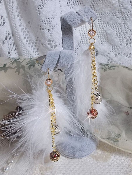BO Douce Blanche aux plumes blanches, perles en plaqu&eacute; Or et Cuivre/Argent, crochets d'oreilles avec un cristal. Un look Am&eacute;rindien 