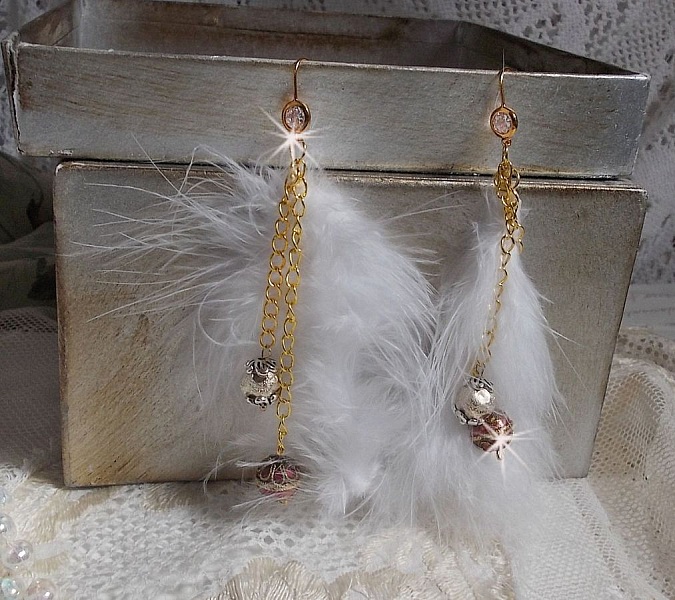 BO Douce Blanche aux plumes blanches, perles en plaqu&eacute; Or et Cuivre/Argent, crochets d'oreilles avec un cristal. Un look Am&eacute;rindien 