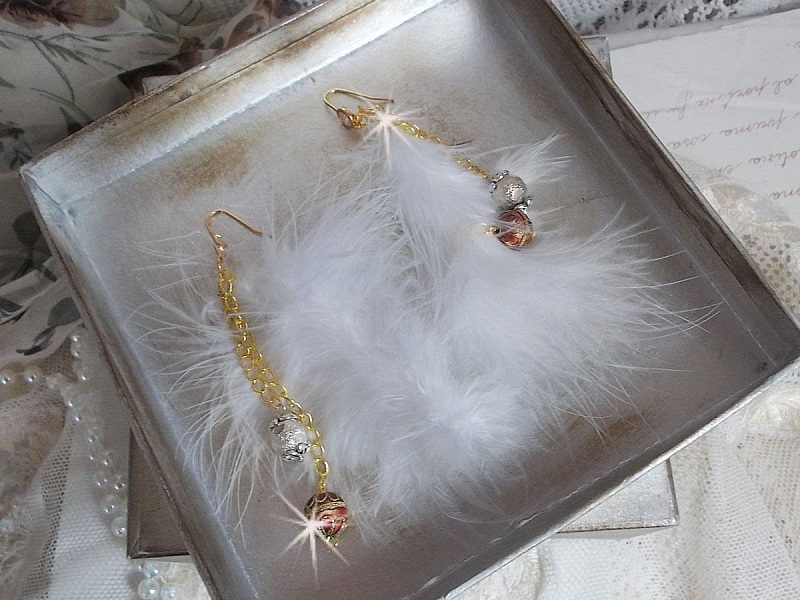 BO Douce Blanche aux plumes blanches, perles en plaqu&eacute; Or et Cuivre/Argent, crochets d'oreilles avec un cristal. Un look Am&eacute;rindien 
